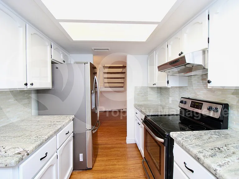 5621 N 79th St #4 — Photo 2