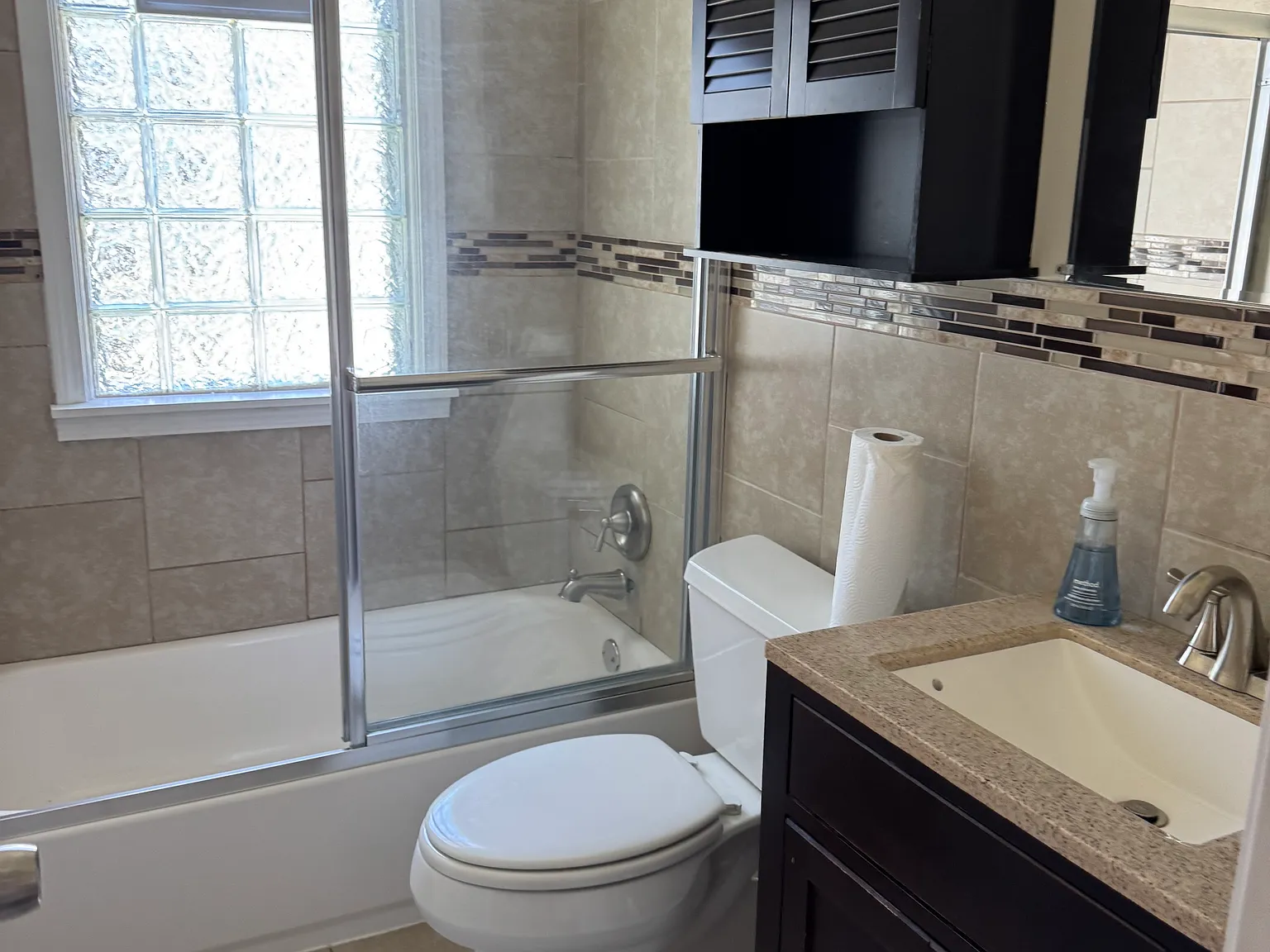 3 bed, 1.5 bath, 1330 sqft, $2,500 — Photo 4