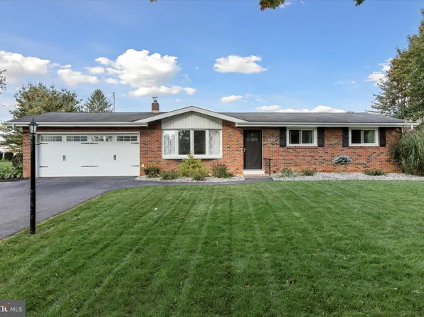 3520 Lord Byron Dr, Bethlehem, PA 18017