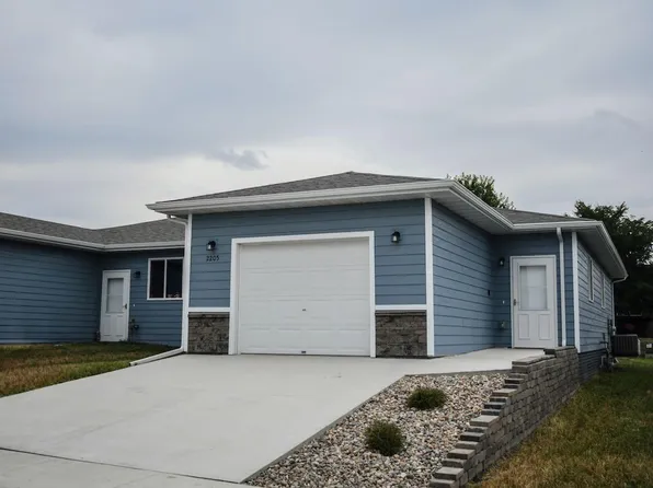 2205 River Run Rd, Brookings, SD 57006