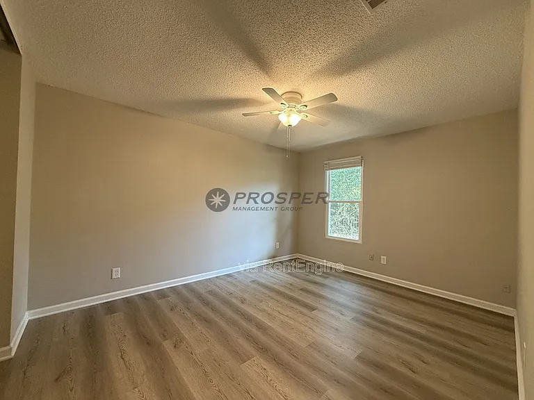 1047 Oakcrest Dr — Photo 17