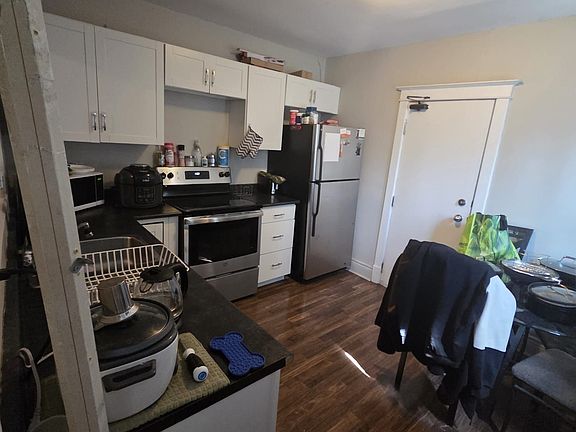 3rd image of 991 Main St E Unit 4