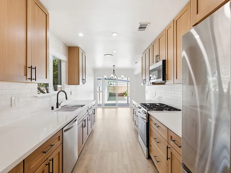 16257 Los Alimos St — Photo 4