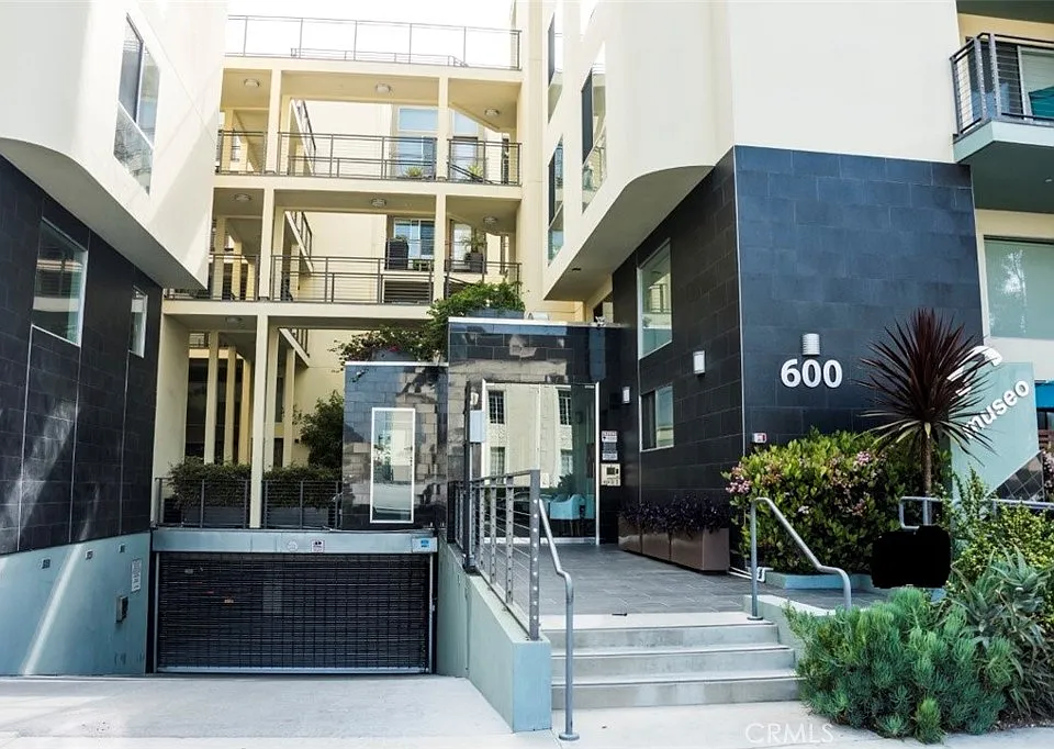 600 S Ridgeley Dr