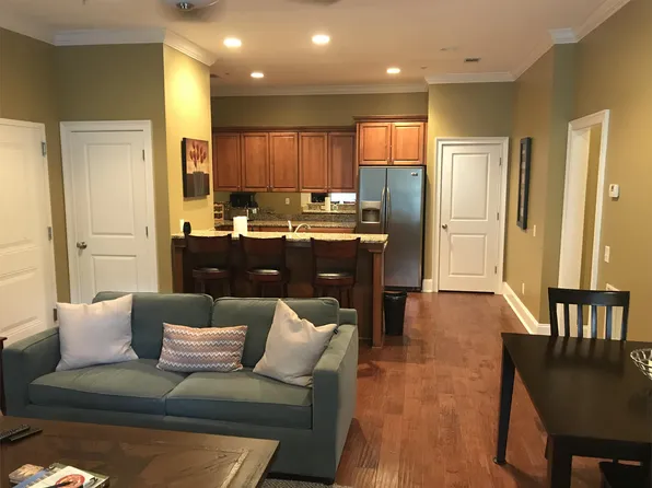 425 E McDonough St, Savannah, GA