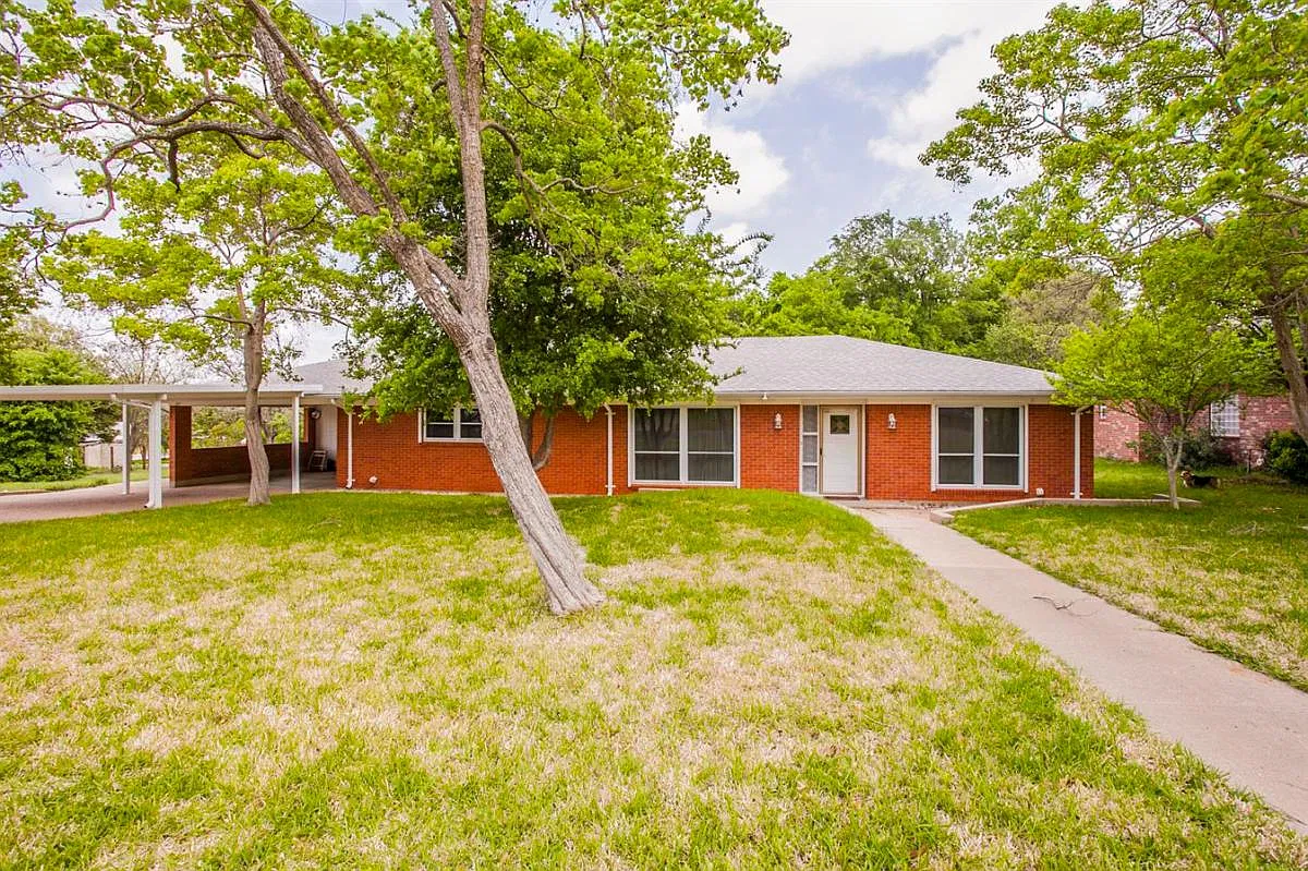 3 bed, $2,095 — Photo 1