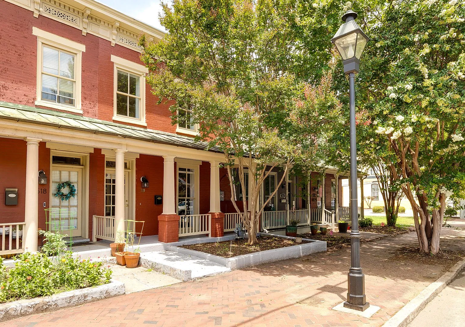 Historic Jackson Ward Charmer with Private Fenced Yard — Photo 4