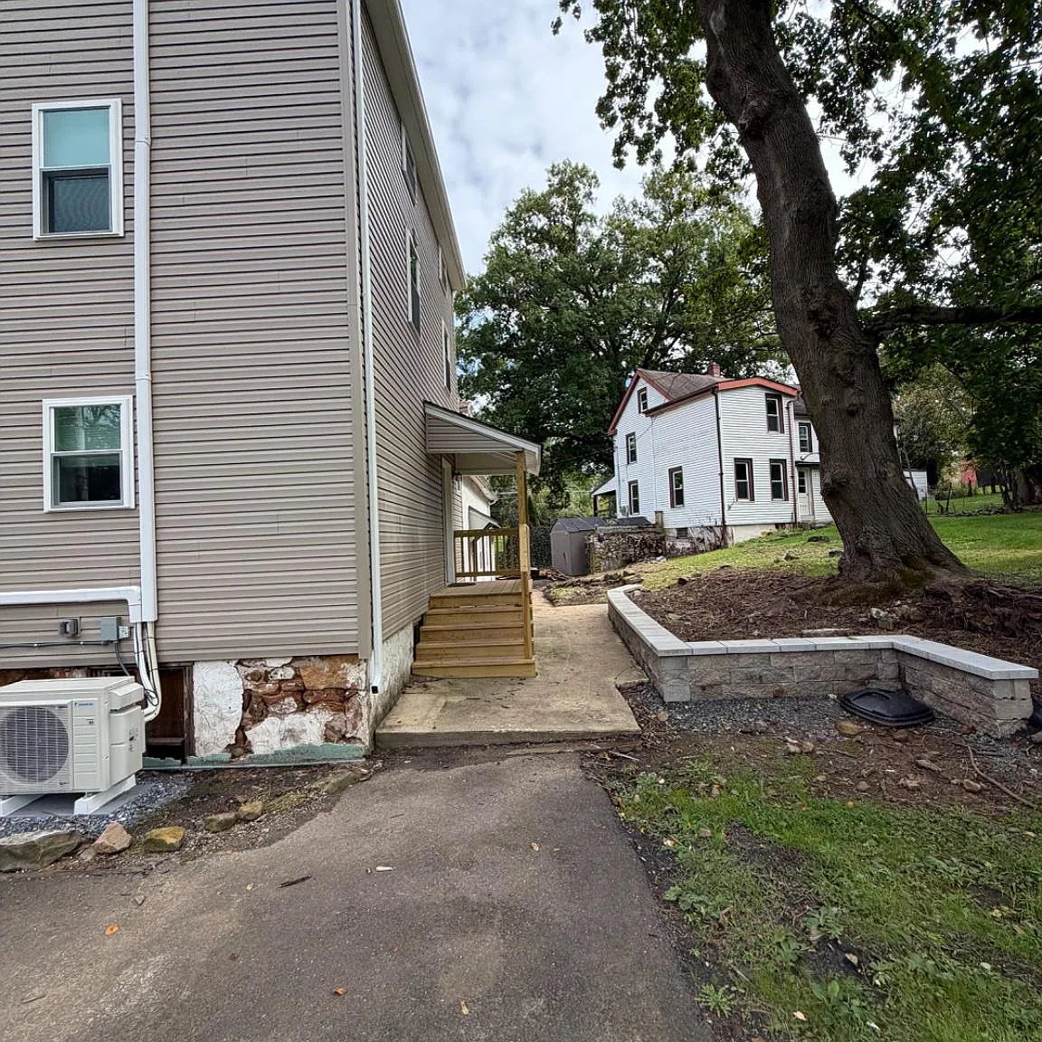 3 bed, 1.5 bath, 1300 sqft, $2,800 — Photo 2