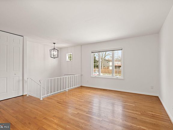 3rd image of 727 W Holly Ave