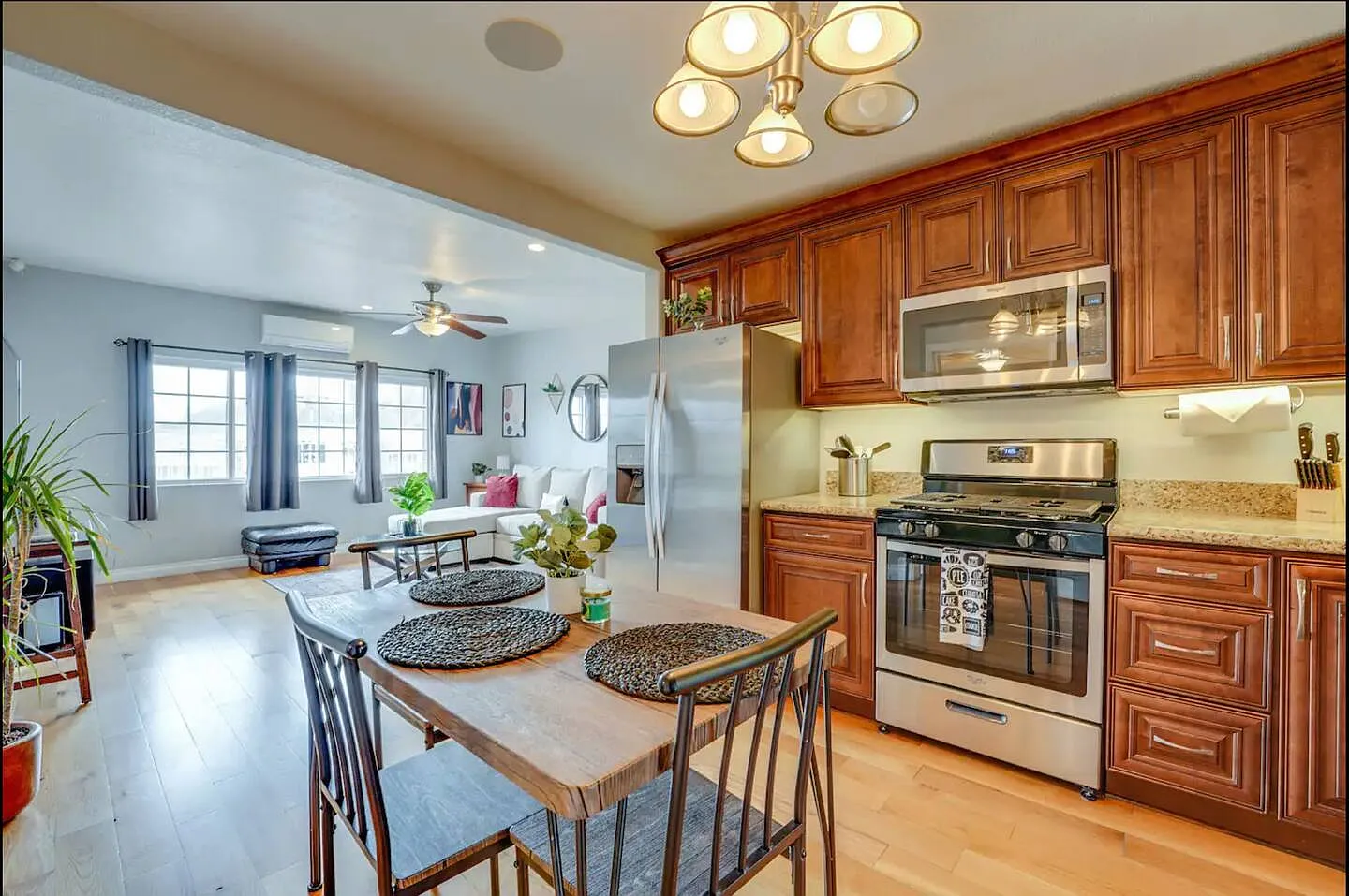 3 bed, 1313 sqft, $3,800 — Photo 4