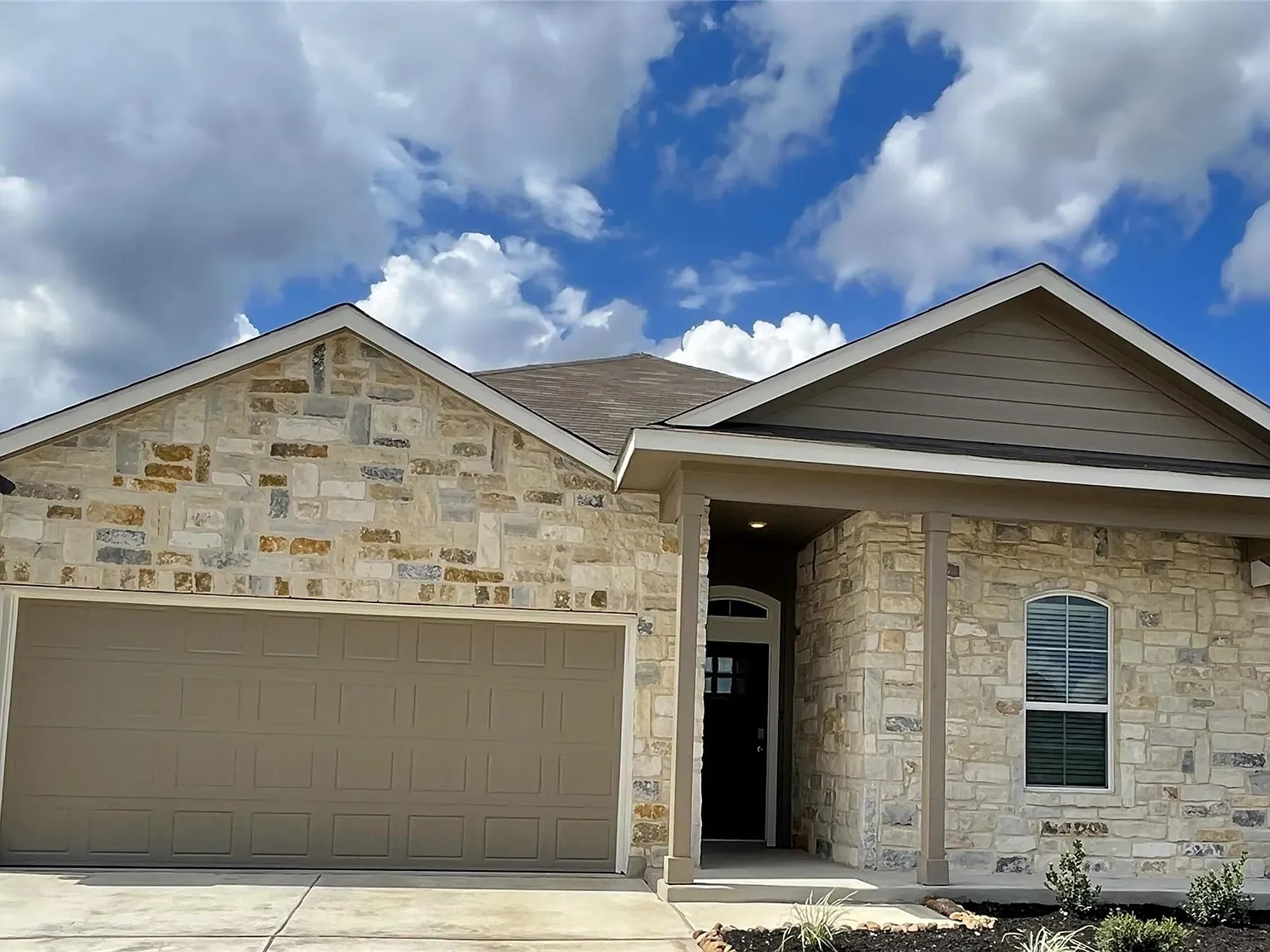 4 bed, 2.0 bath, 1974 sqft, $2,050 — Photo 1