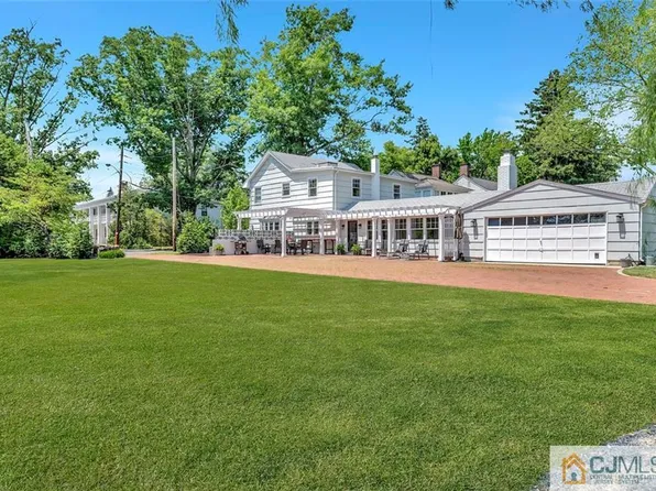 2 Maplewood Ave, Cranbury, NJ 08512