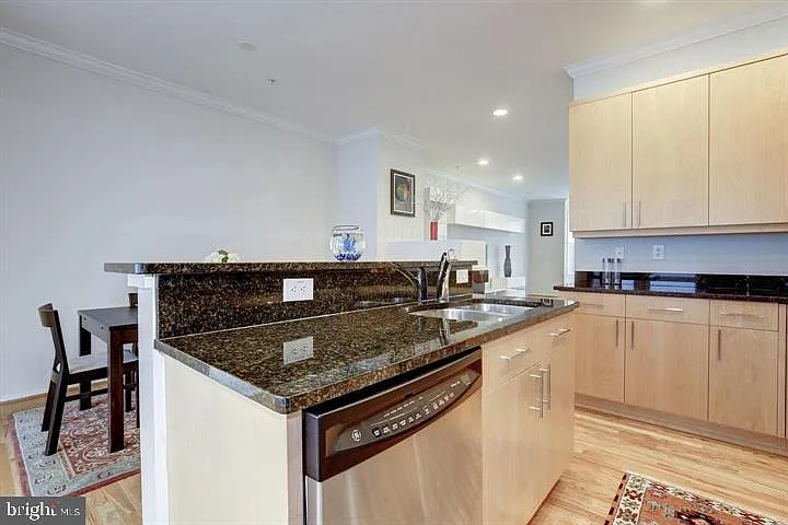 2058 N Oakland St — Photo 10