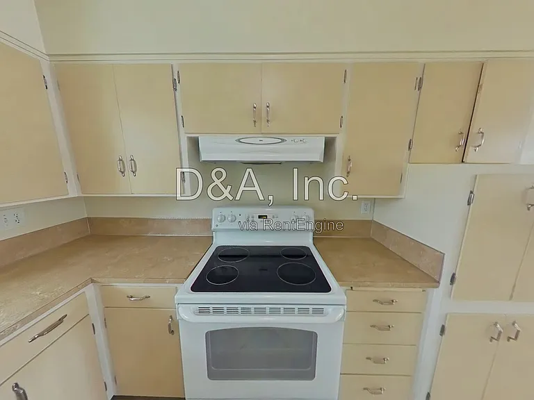 1914 NW Division St — Photo 5