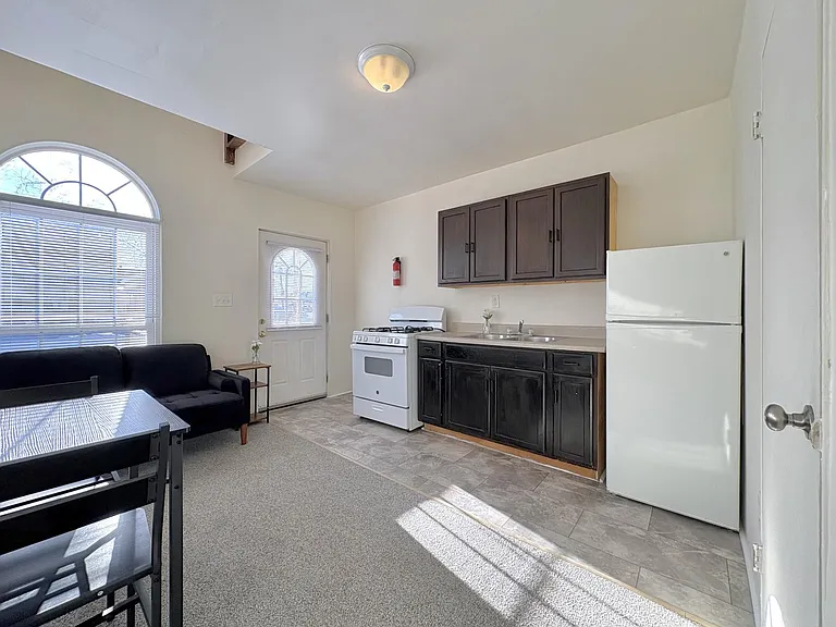 171 Oak St #1R — Photo 6