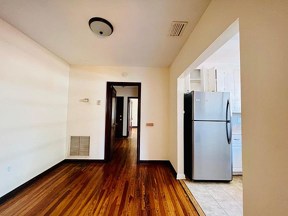 5th image of 2575 Myra St APT 4