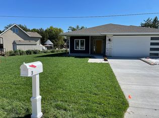 3 Sandy Point Dr, Columbus, NE 68601