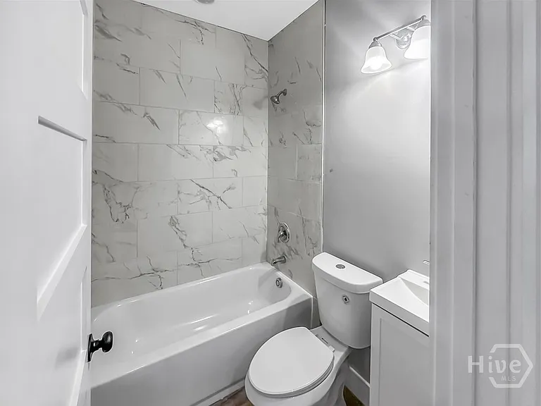 316 W 40th St #E — Photo 8