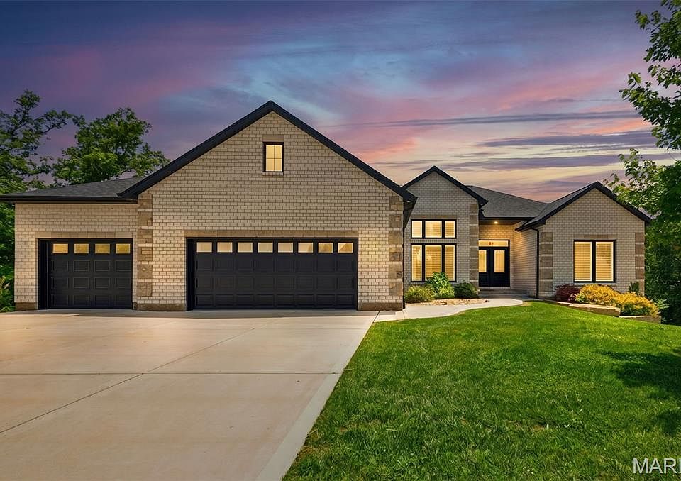 1st image of 222 Redmond Pines Dr