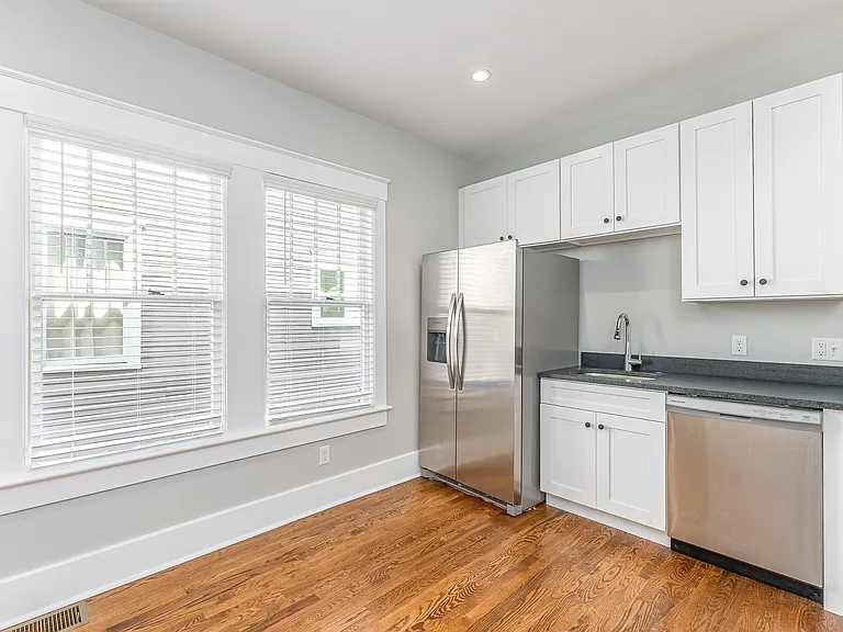 114 W Anderson St #B — Photo 16
