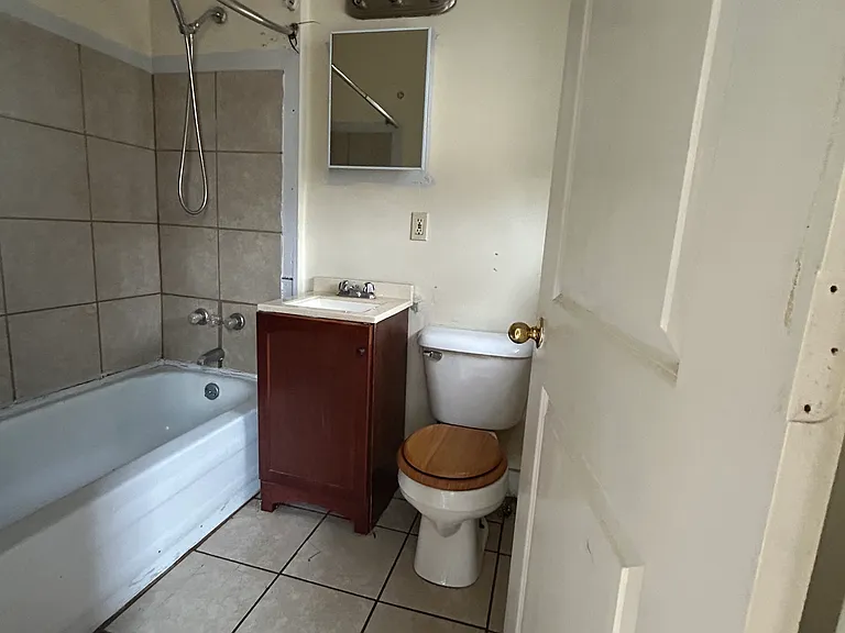 1110 E Oak St #2E — Photo 3