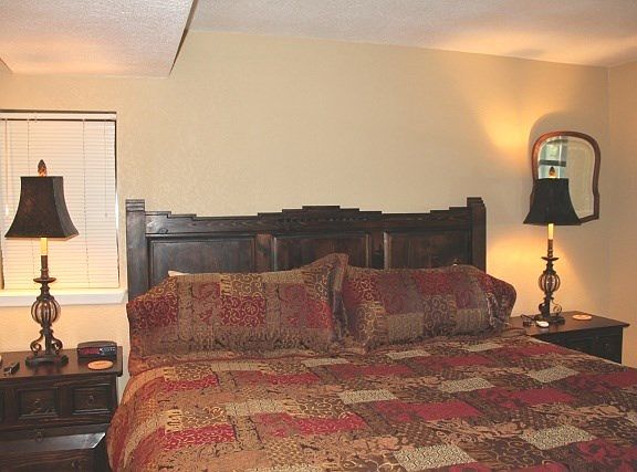 5th image of 263 Lakeshore Dr