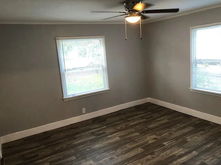 212 W Broadway St — Photo 12