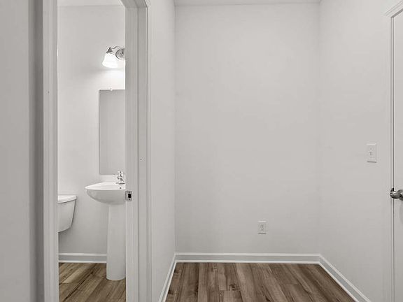 4th image of 2101 SE Boxwood Cir