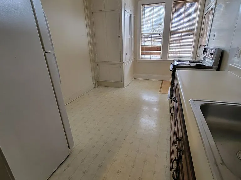 562 Atlantic Ave — Photo 3