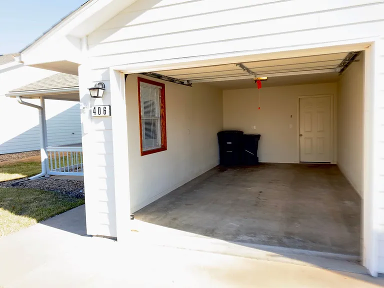 406 S Commercial St — Photo 3
