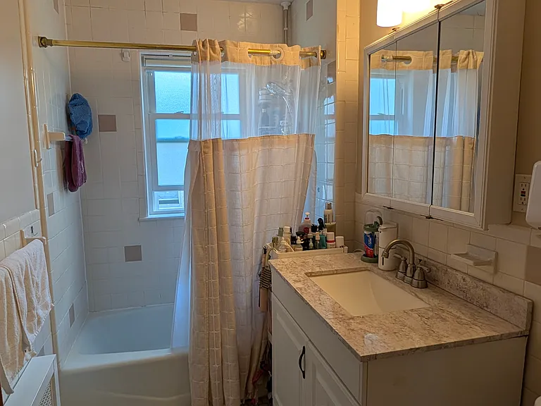Bath on floor 2