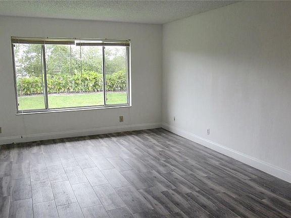 4th image of 10165 Twin Lakes Dr