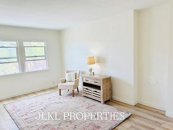 5th image of 3088 Meade Ave
