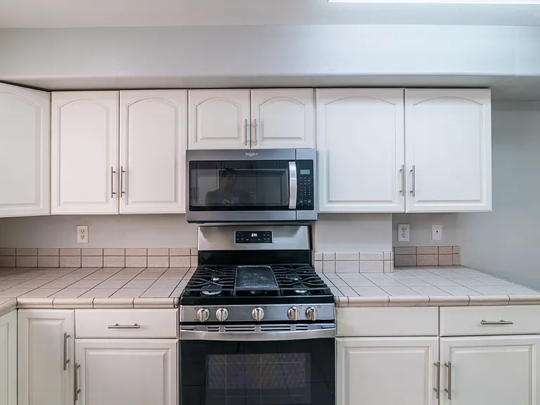 Gas stove in kitchen - lots of cupboard storage and counter space.
