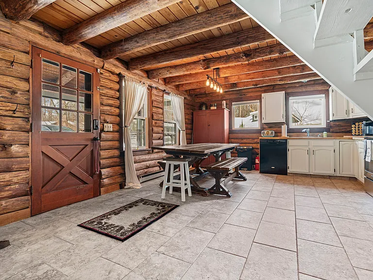 410 Apple Hill Dr N — Photo 3
