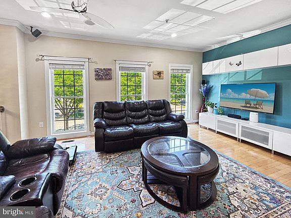 3rd image of 913 Highland Ridge Ave