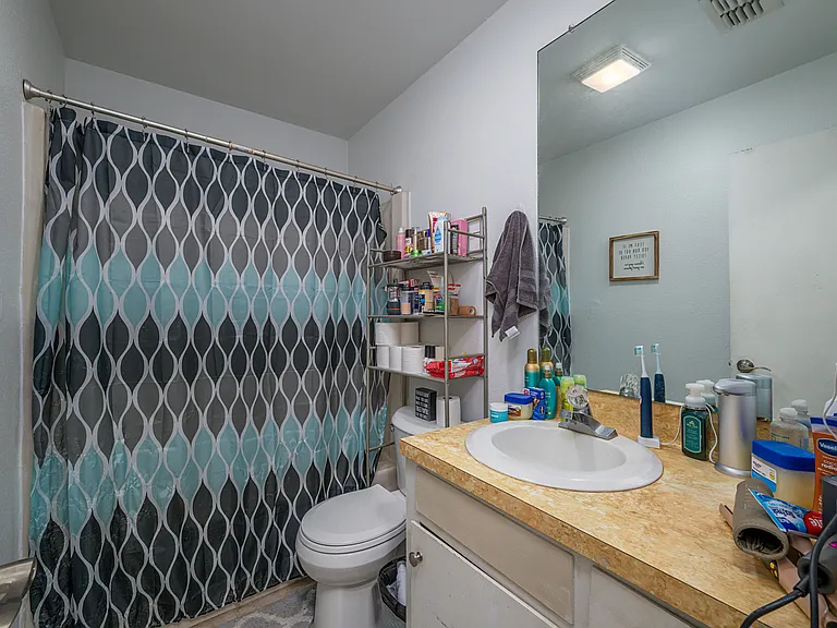 607 Canada St — Photo 4