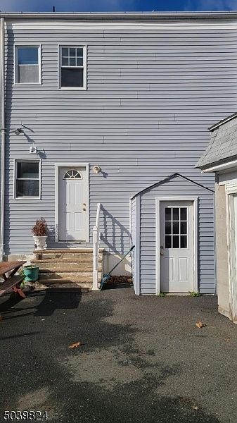 2nd image of 4 Lake St