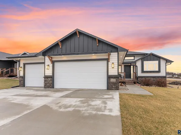 1109 N Willow Creek Ave, Sioux Falls, SD 57110
