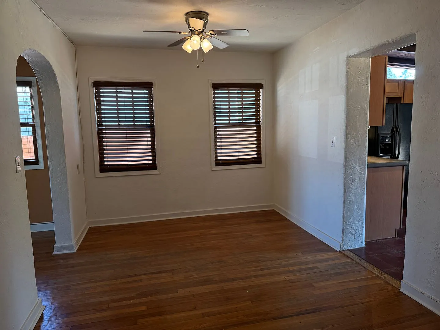 Charming Mid-Town 3 Bedroom 2 Bath Main House! — Photo 4