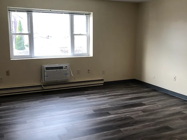 302 Main St — Photo 4