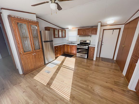 New wood laminate flooring, scratch-resistant! New refrigerator and gas stove!