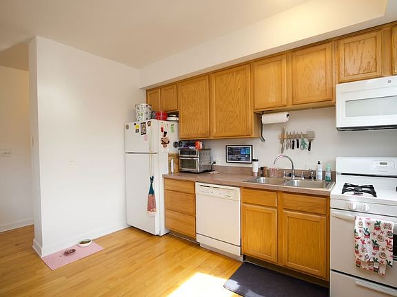 5th image of 936 W Sunnyside Ave #403