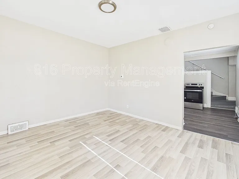 525 Splitlog Ave #R — Photo 3