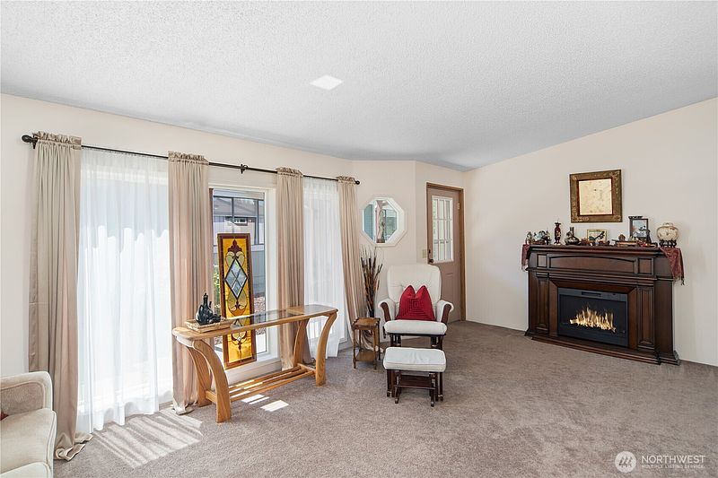 4th image of 532 NW Silver Glen Lane