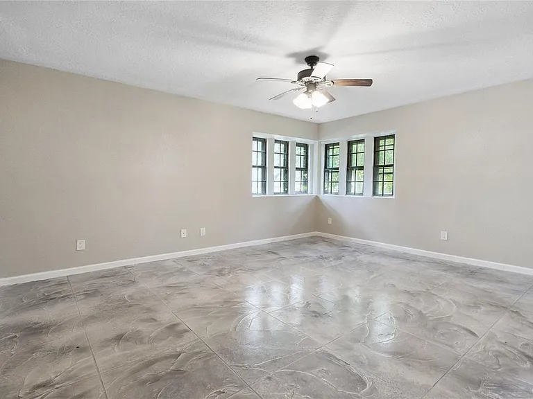 570 Roanoke Dr — Photo 14