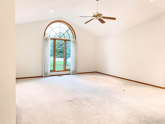5th image of 4036 Park View Dr