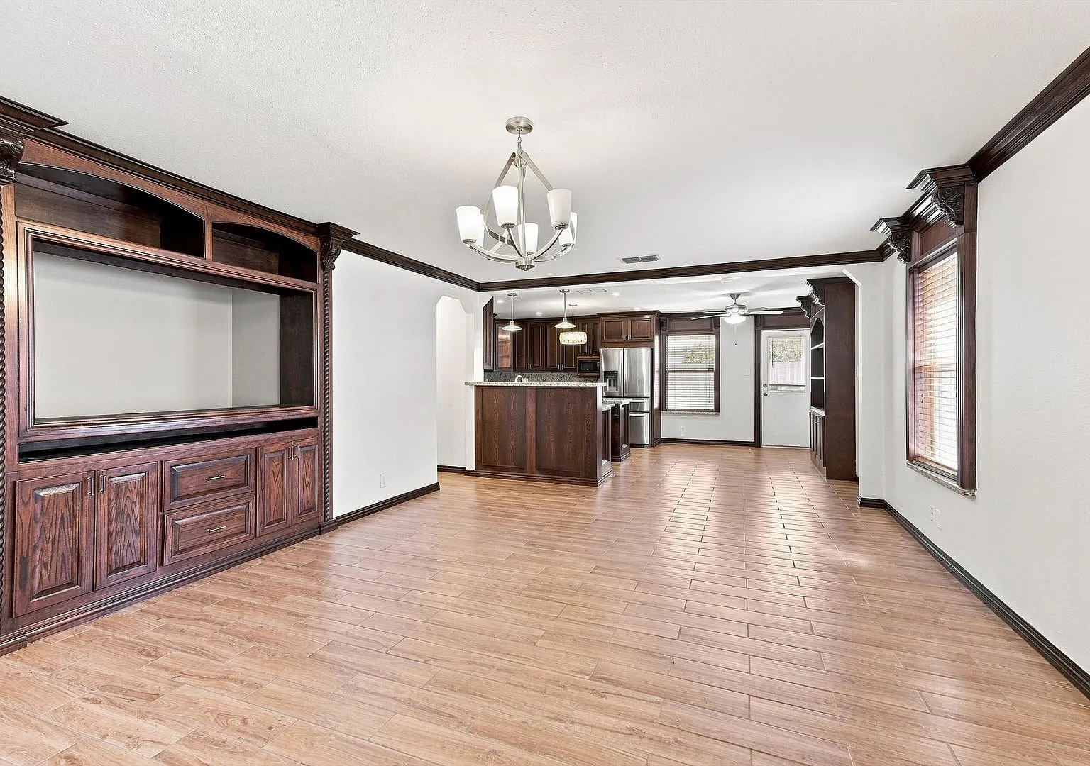 Spacious 4-Bedroom Home Near UTSA, La Cantera & The Rim! — Photo 4