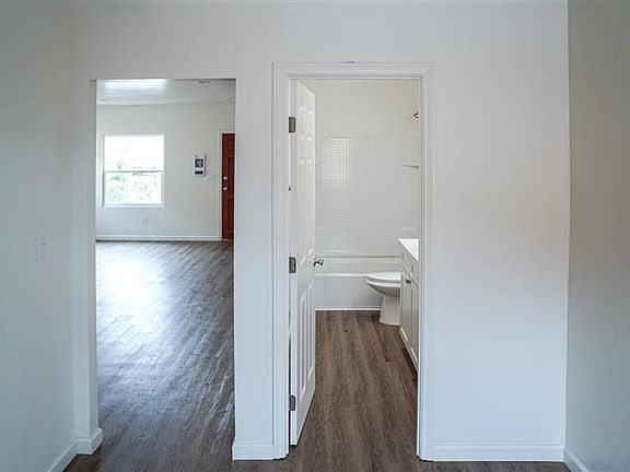 4th image of 2714 Broadway #2714
