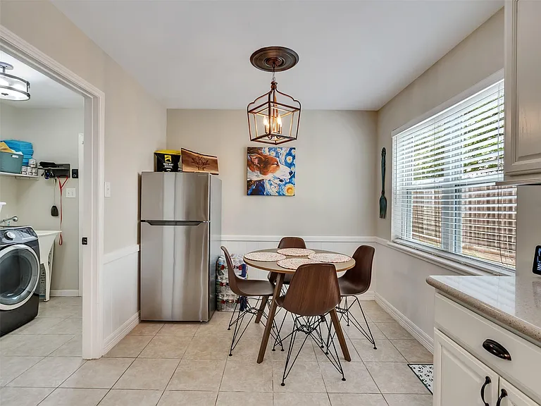 2811 Quincannon Ln — Photo 9